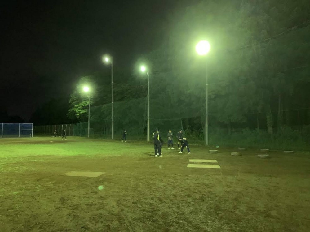 専用グラウンド　内外野練習場（夜）